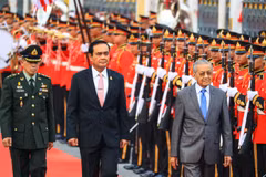 Thủ tướng Malaysia Mahathir Mohamad và Thủ tướng Prayut Chan-ocha duyệt đội danh dự. (Nguồn: nikkei.com)