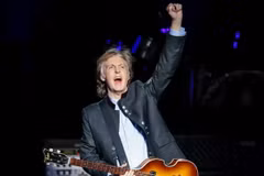 Nghệ sỹ Paul McCartney biểu diễn trong chuyến lưu diễn 'One on One' tại Tinley Park, Illinois, Mỹ ngày 26/7. (Nguồn: AFP/TTXVN)