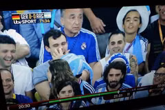 Cổ động viên Argentina cố tình ăn gỉ mũi trêu Joachim Loew