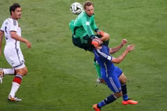 Cận cảnh Neuer đấm bóng ghê rợn khiến Higuain suýt bất tỉnh 