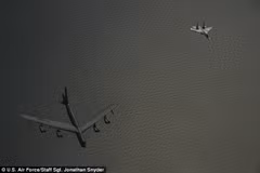 Máy bay Su-27 của Nga chặn B-52 của Mỹ. (Nguồn: Daily Mail)
