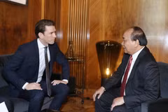 Thủ tướng Áo Sebastian Kurz gặp riêng Thủ tướng Nguyễn Xuân Phúc trước hội đàm. (Ảnh: Thống Nhất/TTXVN)