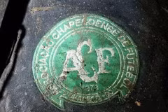 Chiếc áo có có logo Chapecoense được tìm thấy trong chuyến bay xấu số.