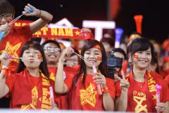 Cổ động viên xinh đẹp của Việt Nam hâm nóng sân Mỹ Đình