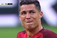 Ronaldo khóc vì chấn thương. 