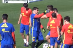 Iker Casillas thẳng tay tát Gerard Pique ngay trên sân tập