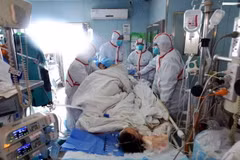 Một bệnh nhân nhiễm cúm H7N9 đang được các bác sỹ kiểm tra. (Nguồn: AFP)