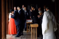 Các nghị sỹ Nhật Bản tại đền Yasukuni. (Nguồn: Reuters)