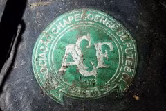 Chiếc áo có logo của Chapecoense tại hiện trường. (Nguồn: RT)