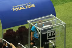 Trọng tài sử dụng công nghệ VAR trước khi cho Pháp hưởng penalty. (Nguồn: Daily Mail)