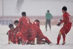 Các cầu thủ U23 Việt Nam ăn mừng bàn thắng của Quang Hải ở trận chung kết.