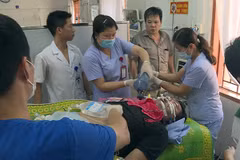 Đồng chí Lường Quang Học được cấp cứu tại bệnh viện. (Nguồn: cand.com.vn)