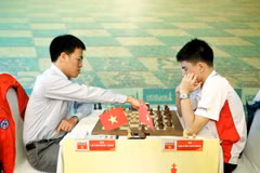 Kỳ thủ Lê Quang Liêm (trái) đấu ván thứ tư với Nguyễn Anh Khôi. (Ảnh: Hoàng Hải/Vietnam+)