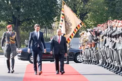 Thủ tướng Áo Sebastian Kurz và Thủ tướng Nguyễn Xuân Phúc duyệt đội danh dự tại Lễ đón, được tổ chức trọng thể ở Văn phòng Thủ tướng Áo. (Ảnh: Thống Nhất/TTXVN)