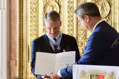 Schweinsteiger nhận huân chương Merit.