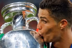 Ronaldo hôn cúp sau khi giành chức vô địch. (Nguồn: AP)