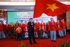 Bộ trưởng Bộ Văn hóa, Thể thao và Du lịch Nguyễn Ngọc Thiện trao cờ cho Đoàn thể thao người khuyết tật Việt Nam tham dự Paralympic 2016. (Ảnh: Mạnh Linh/TTXVN)