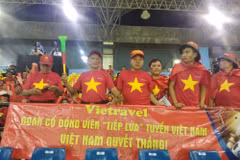 Cổ động viên cổ vũ tuyển Việt Nam đối đầu Philippines ở bán kết lượt đi. (Ảnh: Vietnam+)