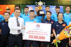 Lãnh đạo VFF trao thưởng cho đội tuyển bóng đá U15 quốc gia Việt Nam. (Ảnh: Quốc Khánh/TTXVN)