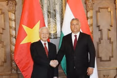 Thủ tướng Hungary Viktor Orbán đón Tổng Bí thư Nguyễn Phú Trọng. (Ảnh: Trí Dũng/TTXVN)