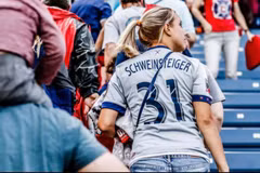 Cổ động viên mặc áo đấu có tên Schweinsteiger khi đến cổ vũ anh tập luyện. 