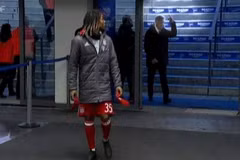Ancelotti giơ ngón tay thối về phía cổ động viên Hertha sau khi bị nhỏ nước bọt vào người. (Nguồn: ZDF)