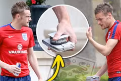 Vardy bị bắt gặp trên phố với một hộp thuốc lá nhai và một lon nước tăng lực Red Bull trên tay. (Nguồn: Dailystar)