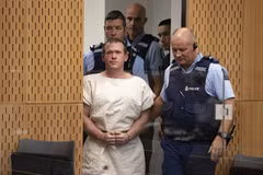 Nghi phạm Brenton Tarrant (giữa) tại phiên tòa ở Christchurch, New Zealand. (Ảnh: AFP/TTXVN)