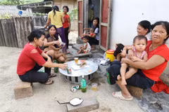 Thói quen uống bia, rượu triền miên dẫn đến sức khỏe suy yếu, không có sức lao động là một trong những nguyên nhân làm cho cuộc sống của đồng bào dân tộc Mảng luôn nghèo đói. (Ảnh: Công Tuyên/TTXVN)