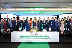 Lãnh đạo Vietcombank và PVN thực hiện ký kết hợp đồng khung thu xếp cấp tín dụng cho chuỗi dự án khí Lô B. (Ảnh: Vietnam+)