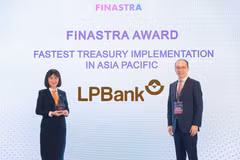 Bà Nguyễn Ánh Vân – Phó Tổng Giám đốc LPBank nhận giải Ngân hàng “Triển khai hệ thống Kondor Treasury nhanh nhất Châu Á - Thái Bình Dương”. (Ảnh: Vietnam+)
