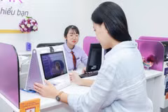 Khách hàng cập nhập khuôn mặt tại phòng giao dịch. (Ảnh: Vietnam+)