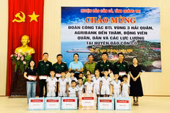 Đại diện Agribank, Phó Tổng Giám đốc Nguyễn Thị Phượng tặng quà quân và dân trên huyện đảo Cồn Cỏ. (Ảnh: Vietnam+)