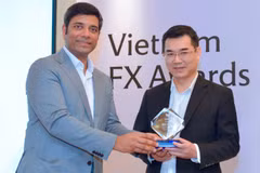 Lãnh đạo BAC A BANK nhận giải thưởng từ ban tổ chức. (Ảnh: Vietnam+)
