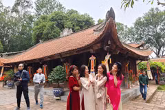 Khách thập phương du Xuân đầu năm tại ngôi chùa cổ Vĩnh Nghiêm - Bắc Giang. (Ảnh: Thúy Hà/Vietnam+)