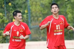 Công Vinh (9) và Việt Thắng (21) đắt giá nhất nhì Việt Nam, nhưng nếu sang Bồ Đào Nha cũng chỉ làm cầu thủ học việc. (Ảnh: TT&VH)