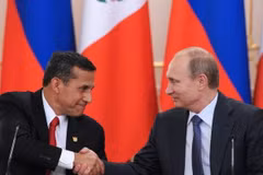 Tổng thống Nga Vladimir Putin (phải) và người đồng cấp Peru Ollanta Humala. (Nguồn: tass.ru)