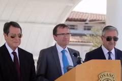 Đặc phái viên LHQ Espen Barth Eide (giữa) với lãnh đạo Cyprus gốc Hy Lạp Nicos Anastasiades (trái) và lãnh đạo Cyprus gốc Thổ Nhĩ Kỳ Mustafa Akinci (phải). (Nguồn: AFP/TTXVN)