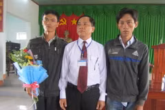 Đại diện Tòa án Nhân dân tỉnh Bình Phước cùng hai thanh niên bị oan sai. (Ảnh: Đậu Tất Thành/TTXVN.)