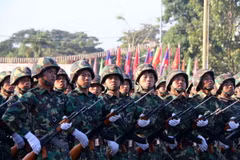 Khối Lục quân Lào đang phô diễn sức mạnh. (Ảnh: Phạm Kiên/Vietnam+)