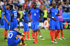 Các cầu thủ Pháp buồn bã sau thất bại tại trận chung kết EURO 2016. (Nguồn: kuulpeeps.com)