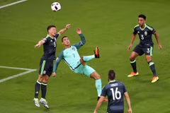 Cristiano Ronaldo (giữa) tranh bóng bổng với các cầu thủ Xứ Wales. (Nguồn: EPA/TTXVN)