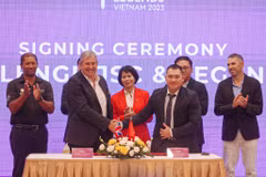 Ông Phill Harrison, Giám đốc điều hành Legends Tour và ông Bùi Nguyễn Thăng Long, Tổng giám đốc Viet Challenge JSC ký kết hợp tác công bố Giải đấu Golf - Vinpearl DIC Legends Vietnam 2023. (Ảnh: Việt Anh/Vietnam+)
