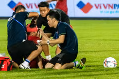 Tiền vệ Triệu Việt Hưng gặp chấn thương ở vùng đầu trong trận đấu giao hữu với Đội tuyển Palestine tối 11/9. (Ảnh: Hoài Nam/Vietnam+)