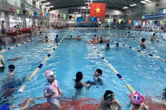 Bơi lội là một trong những môn thể thao thu hút nhiều đối tượng tham gia trong mùa nắng nóng. (Ảnh: Việt Anh/Vietnam+)