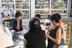 Số ca mắc COVID-19 tăng nhanh khiến các hiệu thuốc tại Hà Nội luôn 'tấp nập' người dân đến mua các loại sản phẩm để phòng dịch. (Ảnh: Việt Anh/Vietnam+)