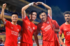 Tiền vệ Nguyễn Hoàng Đức (thứ hai từ trái sang) ghi bàn giúp Viettel giành vé vào vòng tứ kết Cúp Quốc gia 2023. (Ảnh: Hoài Nam/Vietnam+)