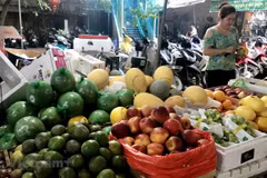 Sau lễ Rằm tháng Giêng, nhiều loại trái cây như cam sành, táo, chuối... đang có mức giá khá 'dễ chịu' tại các chợ Hà Nội. (Ảnh: Việt Anh/Vietnam+)