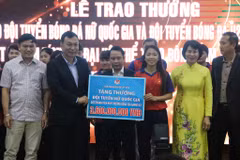Tiền đạo Huỳnh Như đại diện cho Đội tuyển Bóng đá Nữ Việt Nam lên nhận thưởng sau thành tích tại SEA Games 32. (Ảnh: Việt Anh/Vietnam+)