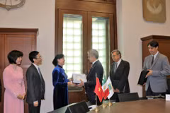 Chủ tịch Hội đồng Nhân dân Thành phố Hồ Chí Minh Nguyễn Thị Quyết Tâm và Thị trưởng Mexico City Miguel Angel Mancera trao đổi quà lưu niệm. (Ảnh: Việt Hòa- Việt Hùng/Vietnam+)
